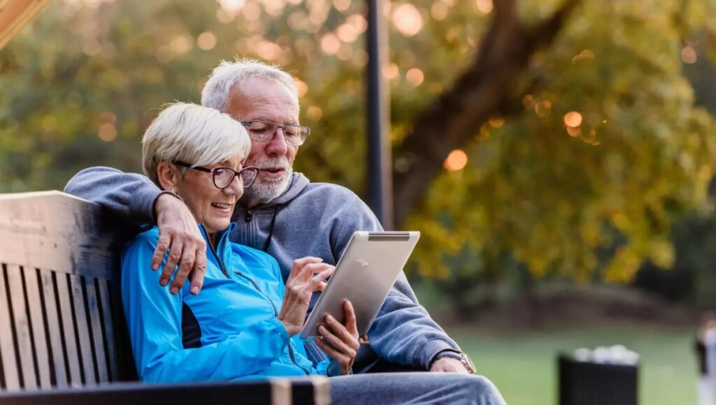 senior sur une tablette