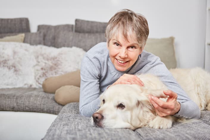 femme caressant un chien